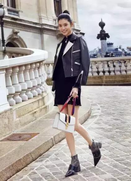 双肩包与斜背包哪种最实用,包治百病时尚百搭软包轻便不累肩