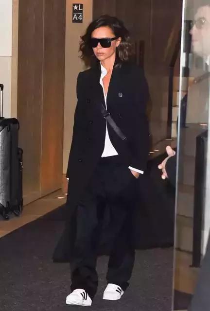 双肩包与斜背包哪种最实用,包治百病时尚百搭软包轻便不累肩