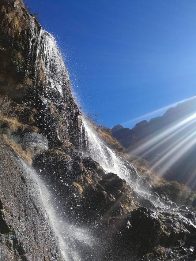 大漠户外旅行虎跳峡徒步详解,虎跳峡徒步168级勇者云梯