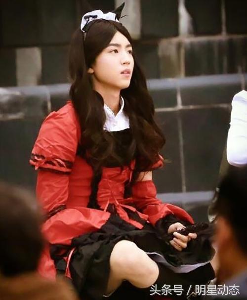 王俊凯女装造型分享,王俊凯白色衣服配长筒靴