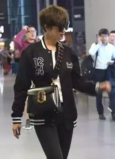 双肩包与斜背包哪种最实用,包治百病时尚百搭软包轻便不累肩