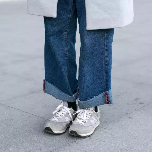 你的iphone7和AJ1同时掉河里，你先救哪个？