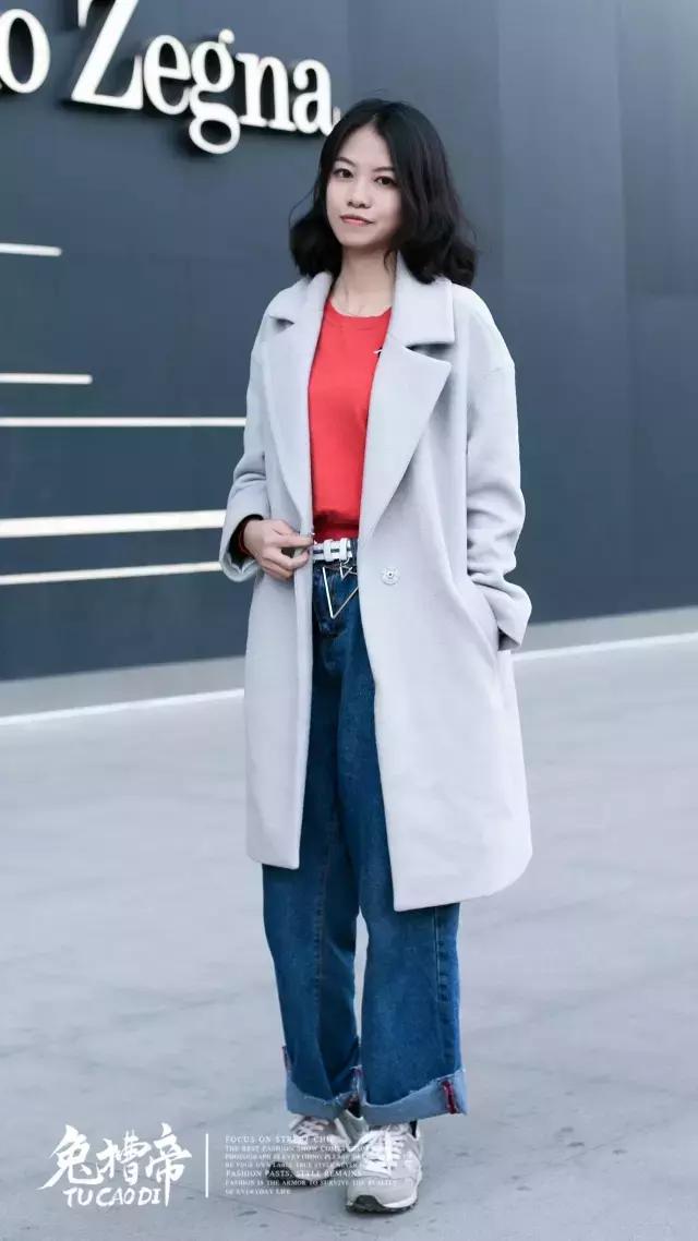 你的iphone7和AJ1同时掉河里，你先救哪个？