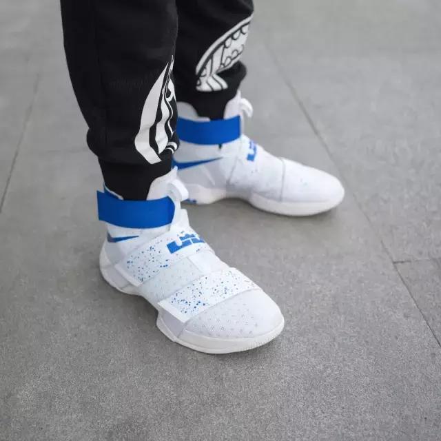 你的iphone7和AJ1同时掉河里，你先救哪个？