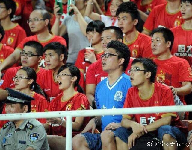 北京球迷街头,广州球迷与北京球迷对比