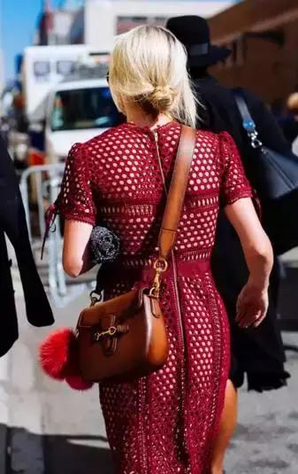 双肩包与斜背包哪种最实用,包治百病时尚百搭软包轻便不累肩