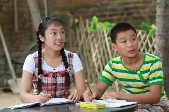 欧阳奋强抱女儿,红楼梦剧组再聚首欧阳奋强