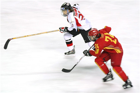 中国冰球小将暴揍韩国选手被骂，网友反击不懂球就别说话！