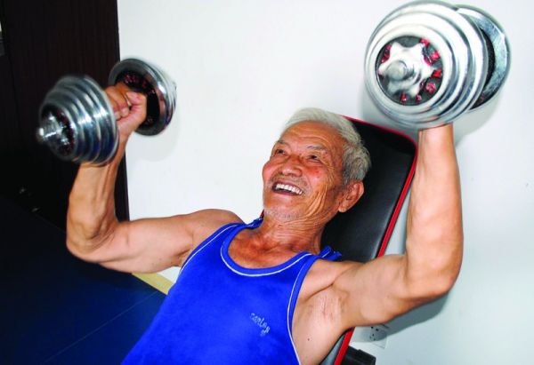 老年人手里经常握两个球叫什么,老人家手里要拿一根棍子