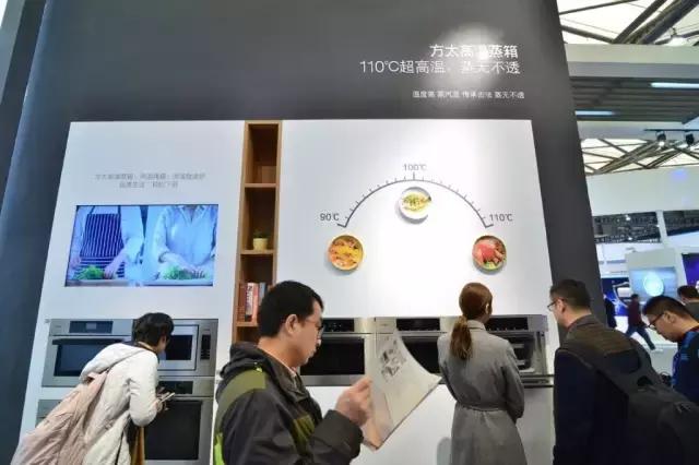 她是营养师，50年模特生涯，63岁还拍裸体封面！