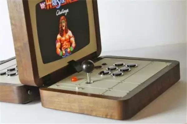 小朋友把手放下去捡玩具,小朋友把手放玩具