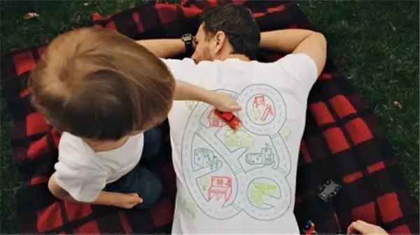 小朋友把手放下去捡玩具,小朋友把手放玩具