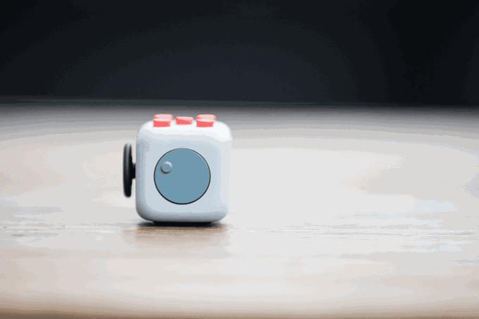 小朋友把手放下去捡玩具,小朋友把手放玩具