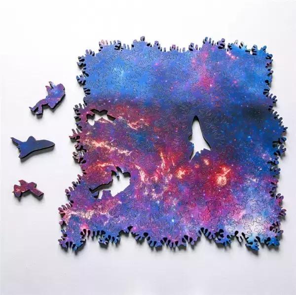 小朋友把手放下去捡玩具,小朋友把手放玩具