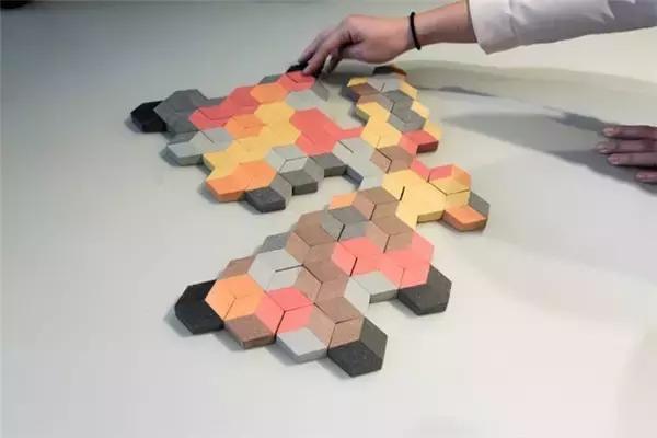 小朋友把手放下去捡玩具,小朋友把手放玩具