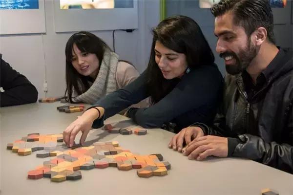 小朋友把手放下去捡玩具,小朋友把手放玩具