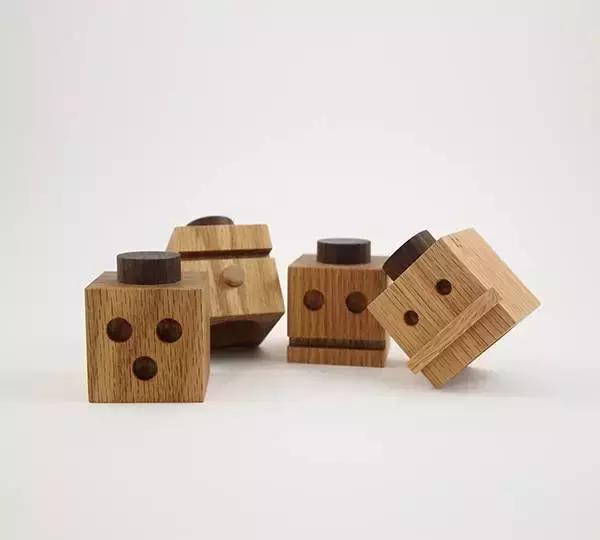 小朋友把手放下去捡玩具,小朋友把手放玩具