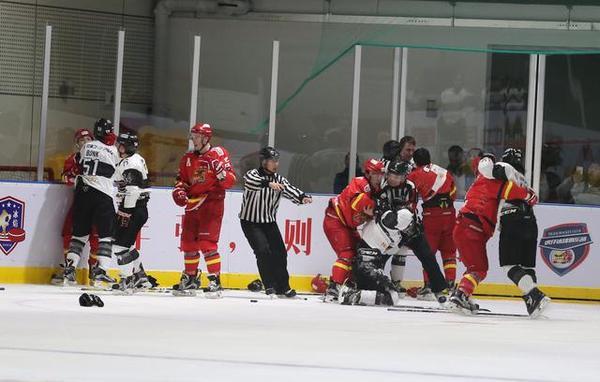 韩国冰球队员被按在地上打,冰球比赛韩国队犯规被揍全过程