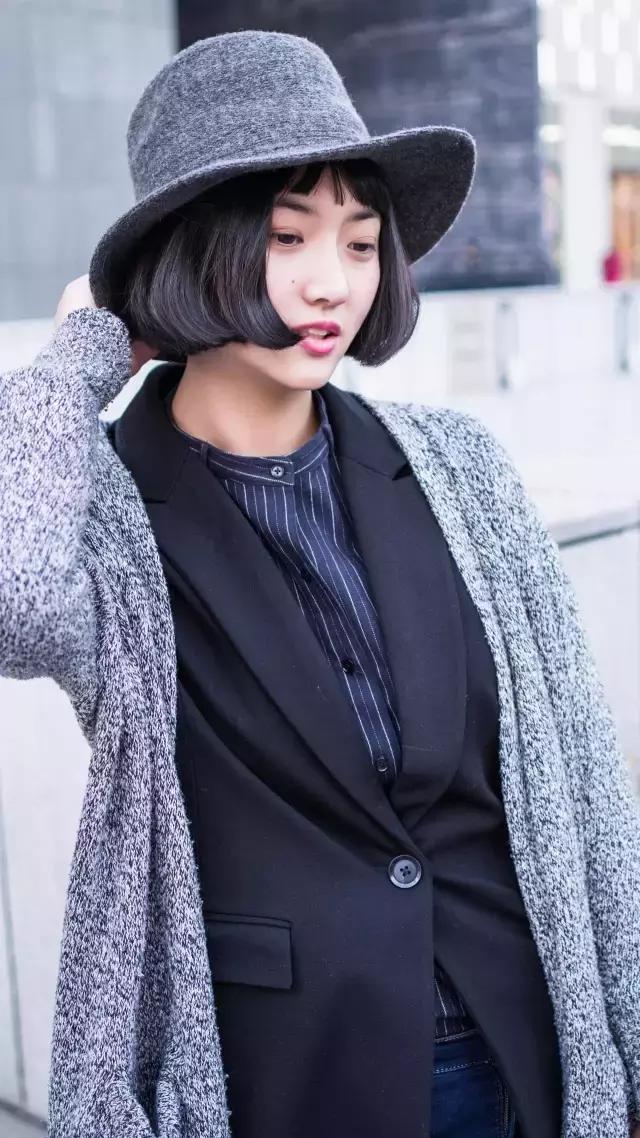 你的iphone7和AJ1同时掉河里，你先救哪个？