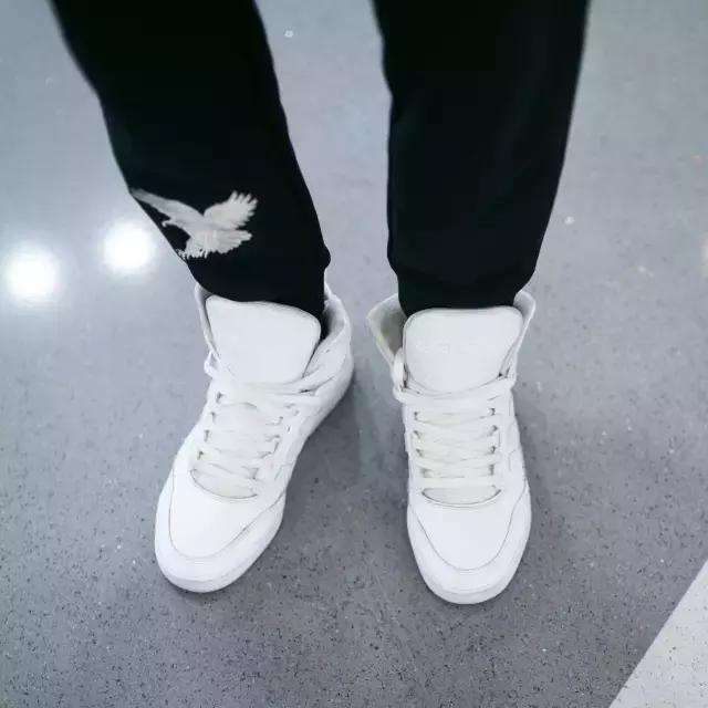 你的iphone7和AJ1同时掉河里，你先救哪个？