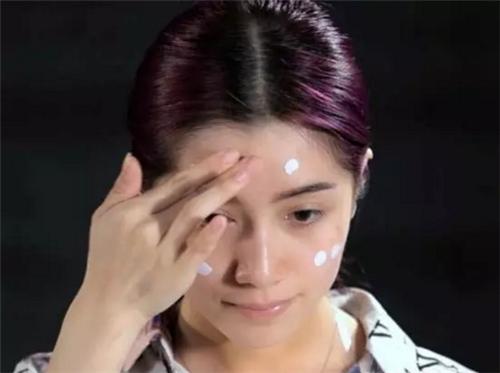bb霜用手拍还是用美妆蛋,bb霜的正确使用方法不掉妆吗