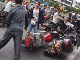 小伙第一次开皮卡,小伙子开皮卡车