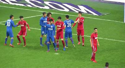 秦升恶意踩踏解说视频,秦升恶劣犯规逃过红牌