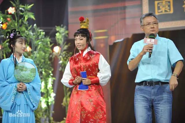 欧阳奋强抱女儿,红楼梦剧组再聚首欧阳奋强