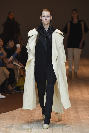 GD大神红白蓝批货袋出皮草款，CELINE出新招大毯子挂手上