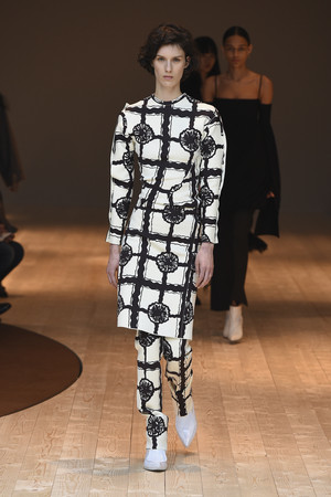 GD大神红白蓝批货袋出皮草款，CELINE出新招大毯子挂手上