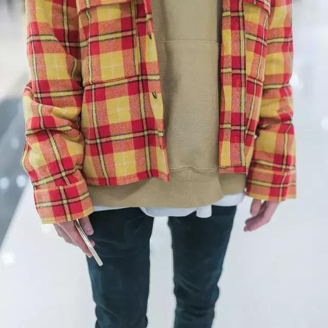 你的iphone7和AJ1同时掉河里，你先救哪个？