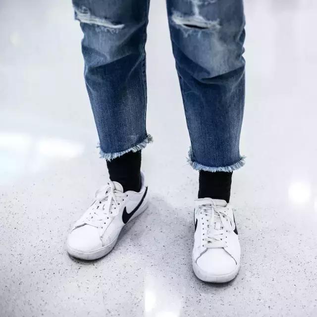 你的iphone7和AJ1同时掉河里，你先救哪个？