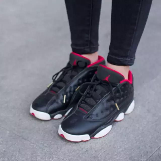 你的iphone7和AJ1同时掉河里，你先救哪个？