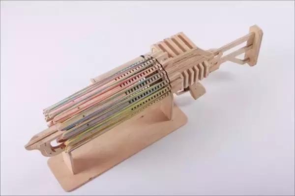 小朋友把手放下去捡玩具,小朋友把手放玩具