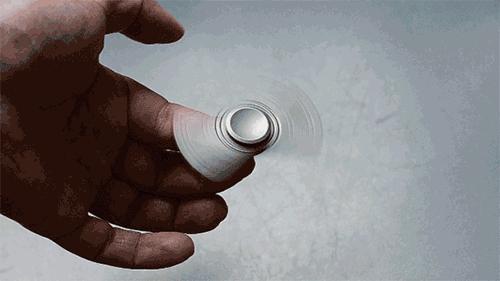 这个“陀螺”，是时下最火热的手中玩物