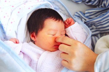 不要给宝宝捏鼻梁,宝宝鼻子不通气经常给宝宝揉鼻子