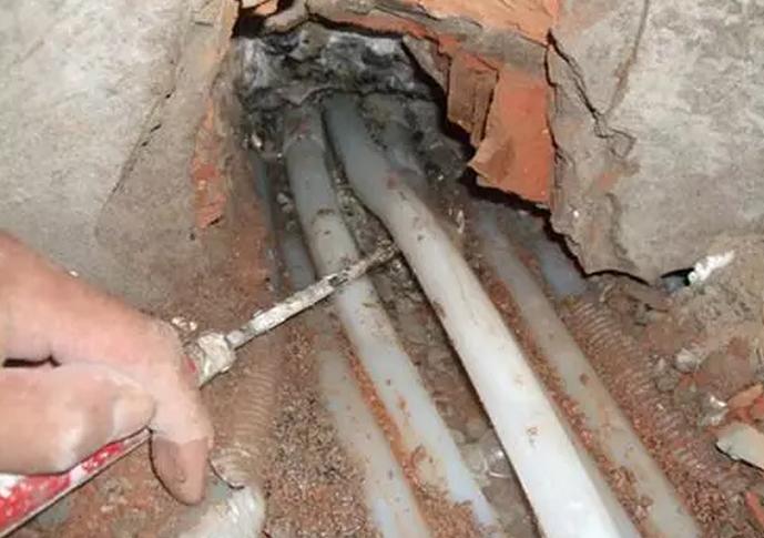 地暖漏了找谁修,地暖出了问题怎么修