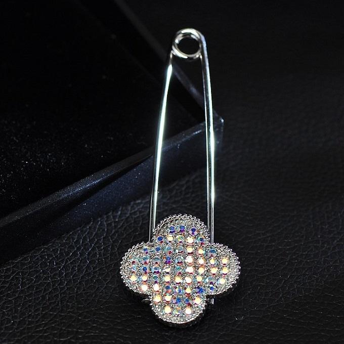 嘿，你的胸针闪到我了