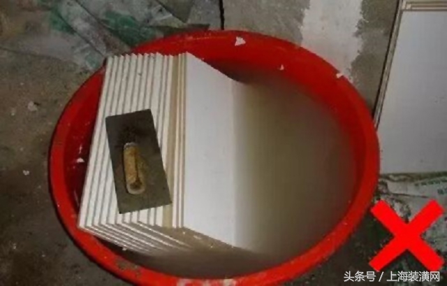 瓷砖怎么老有水渍,刚贴好的瓷砖泡水了怎么补救