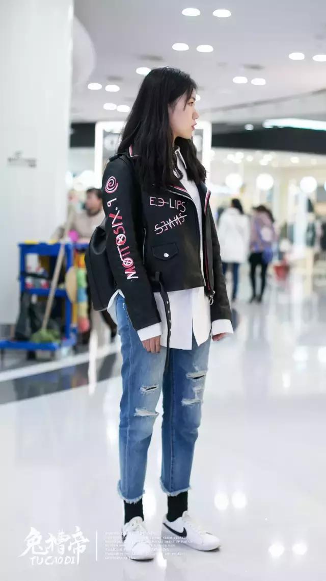 你的iphone7和AJ1同时掉河里，你先救哪个？