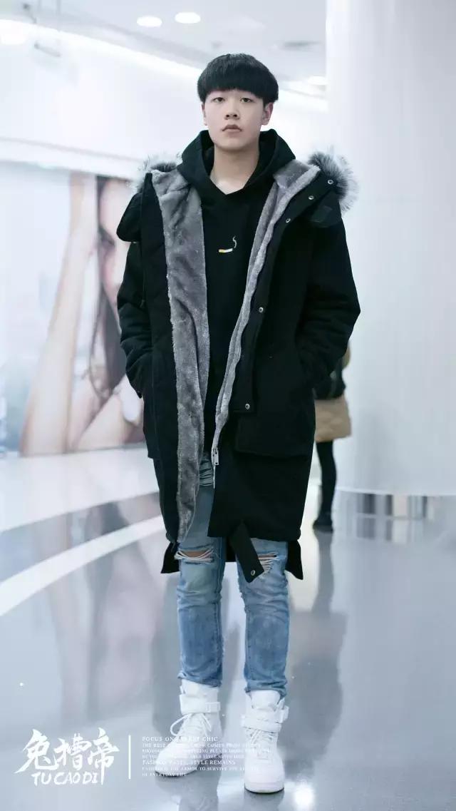 你的iphone7和AJ1同时掉河里，你先救哪个？