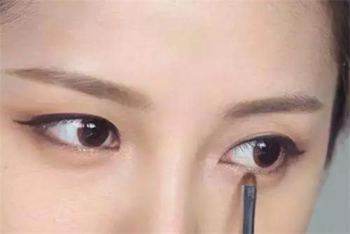 bb霜用手拍还是用美妆蛋,bb霜的正确使用方法不掉妆吗