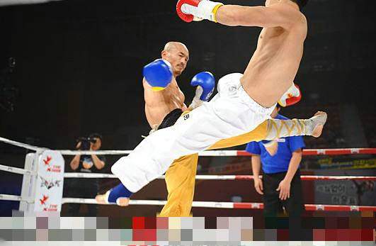 武僧一龙一脚踢飞韩国冠军：我不会踢足球，只会踢沙包！