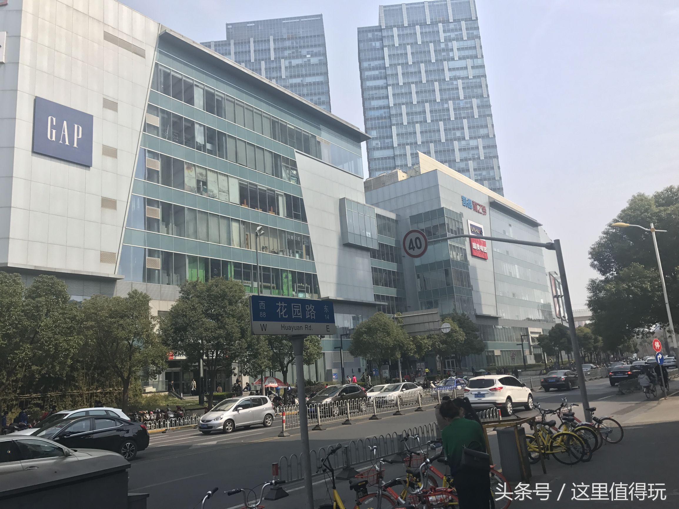 虹口足球场申花比赛,上海申花球迷为国家队加油助威