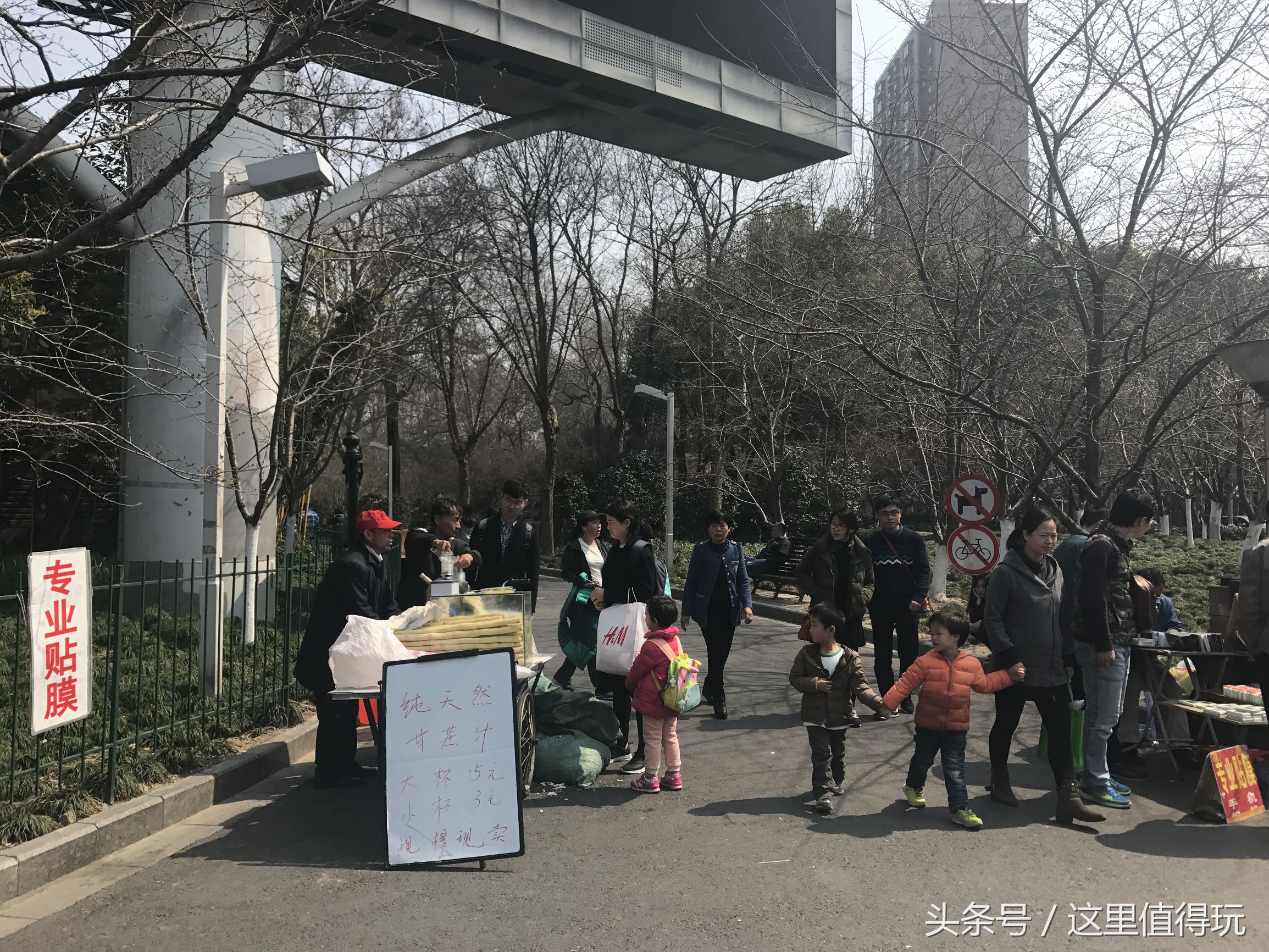 虹口足球场申花比赛,上海申花球迷为国家队加油助威