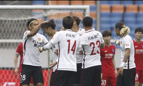 上赛季试训中乙不成，如今这位小将成中超纪录创造者！