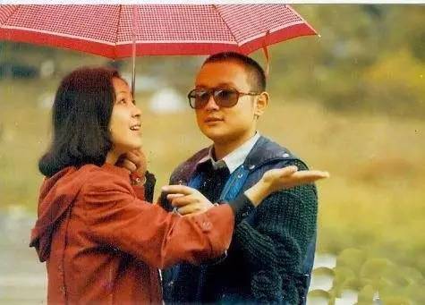 欧阳奋强抱女儿,红楼梦剧组再聚首欧阳奋强