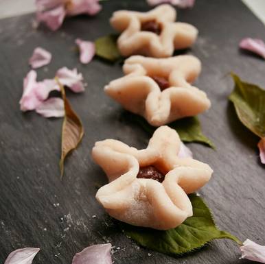 姑娘，我们一起去吃樱花吧！春日24款樱花限定小食已上线！