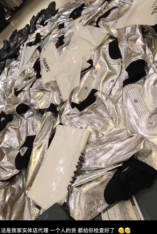 朋友圈晒新买的包包,朋友圈买的香奈儿包包