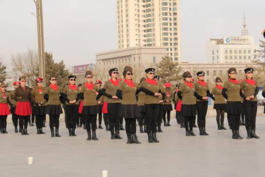庆“三八”水兵舞展演，看“帅气”阿姨如何在广场圈粉！
